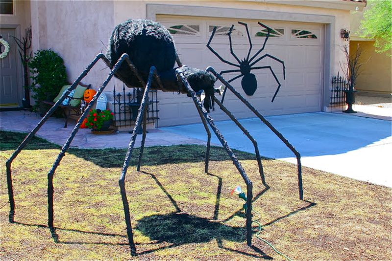 Giant-spider-for-spooky-halloween garden decor 