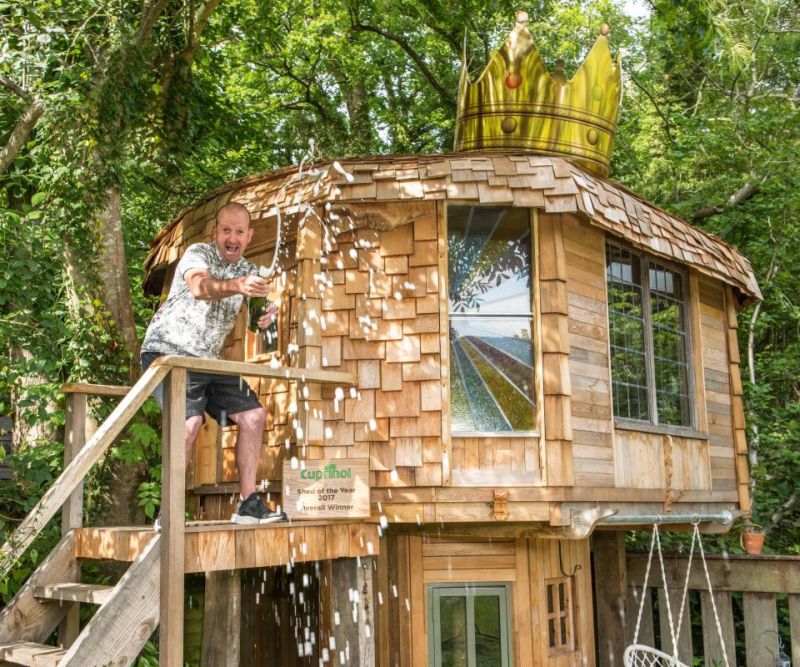 Mushroom-vormige boomhut is shaed van het jaar