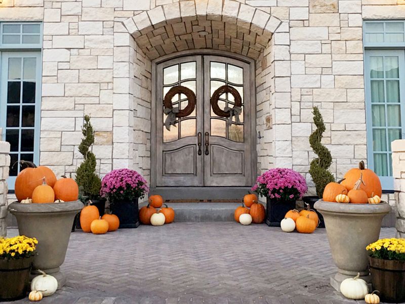 front porch halloween decor with pumpkins 