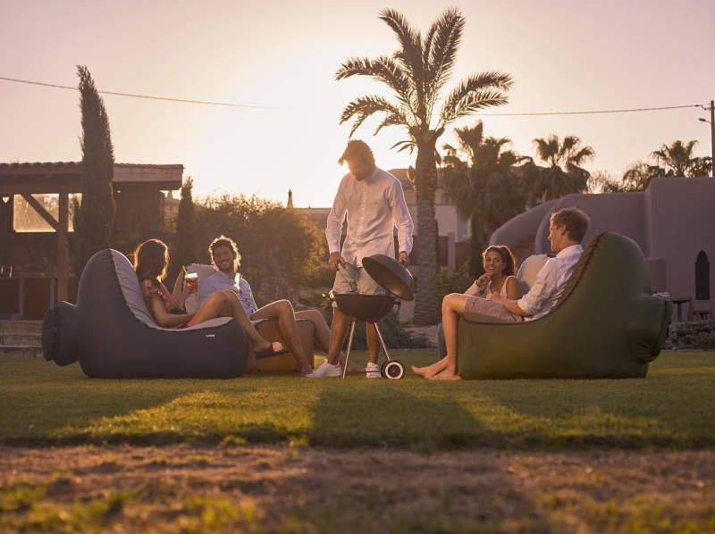 Trono inflatable chair blows up in seconds without an air pump