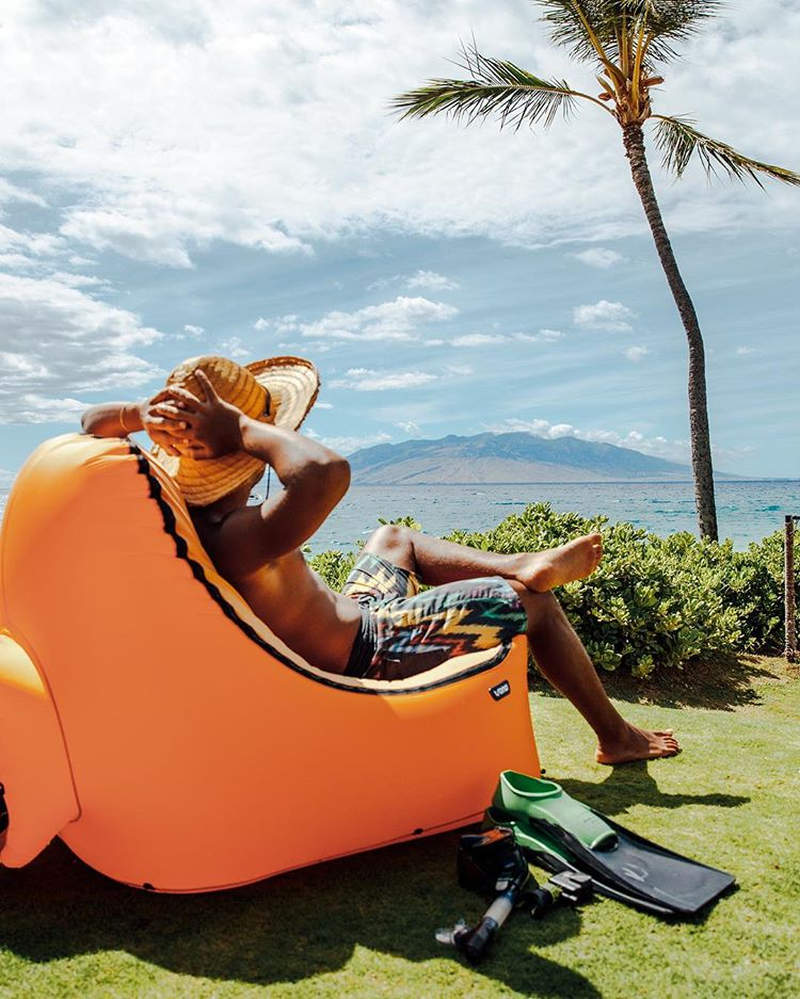 Trono inflatable chair blows up in seconds without an air pump