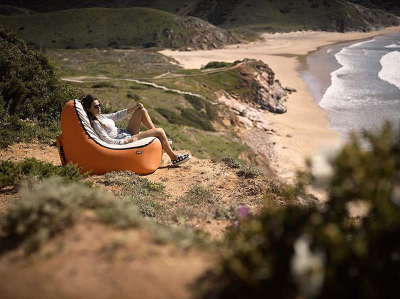 Trono inflatable chair blows up in seconds without an air pump