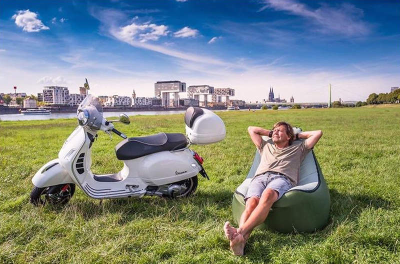 Trono inflatable chair blows up in seconds without an air pump