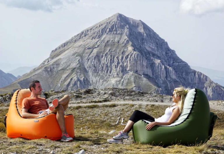 Trono Inflatable Chair BlowsUp in Seconds Without an Air Pump