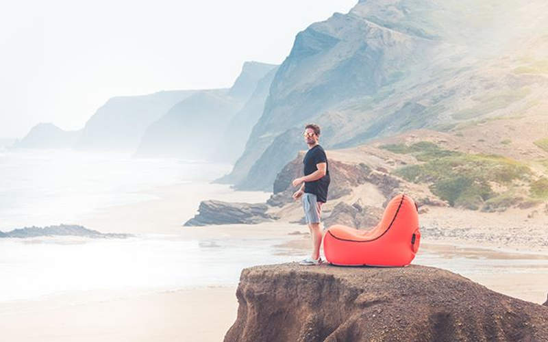 Trono inflatable chair blows up in seconds without an air pump