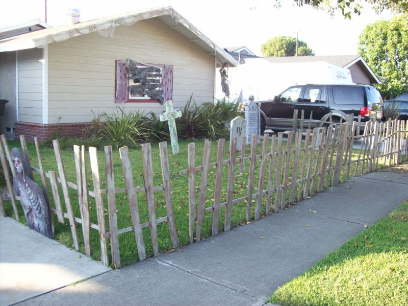 Pallet wood fence for Halloween