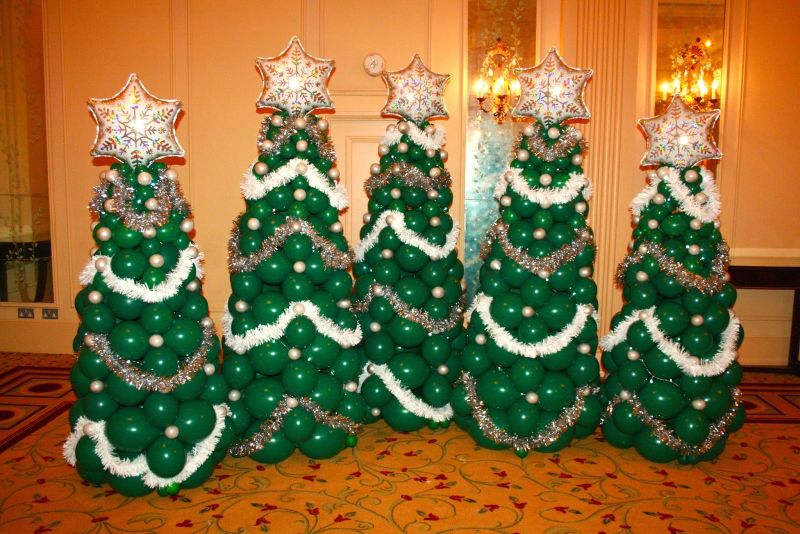 green and white Balloons into Christmas Tree