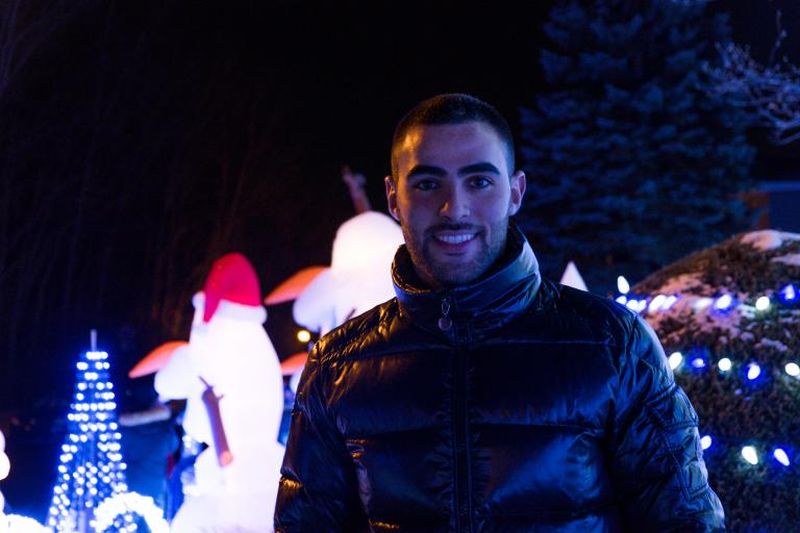 Montreal Man Creates Amazing Frozen-Themed Christmas Light Display 