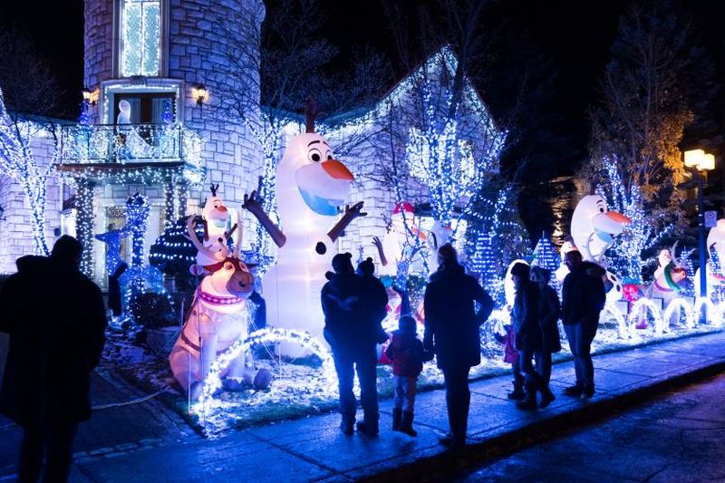 Montreal Man Creates Amazing Frozen-Themed Christmas Light Display 