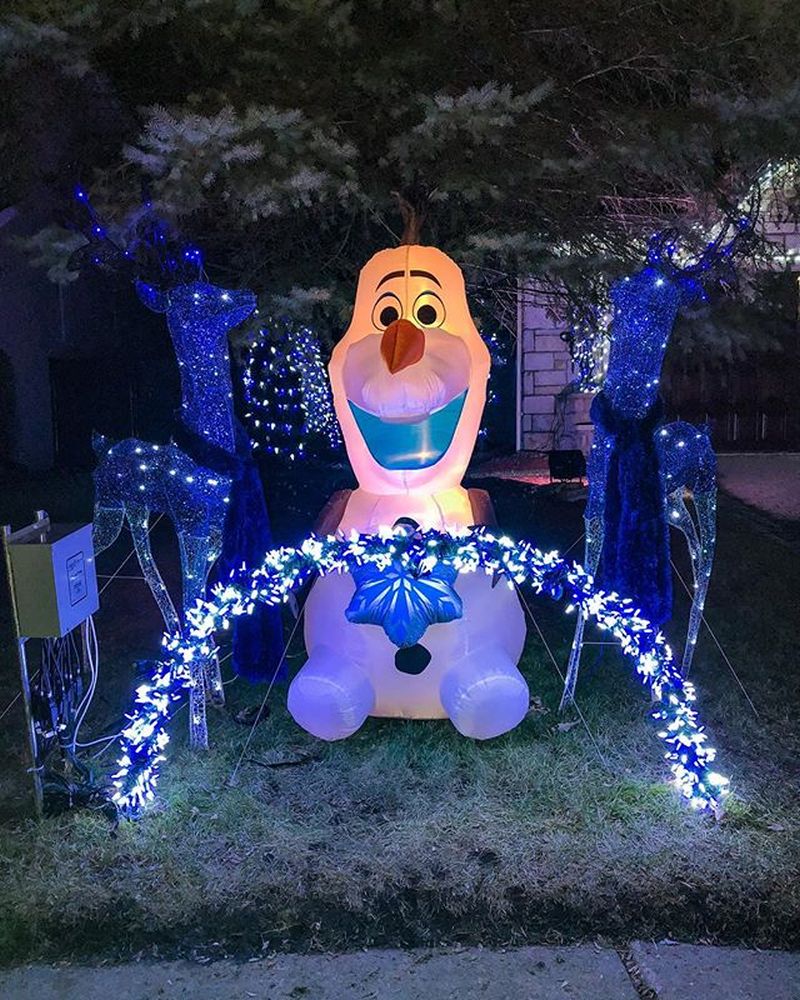 Montreal Man Creates Amazing Frozen-Themed Christmas Light Display 