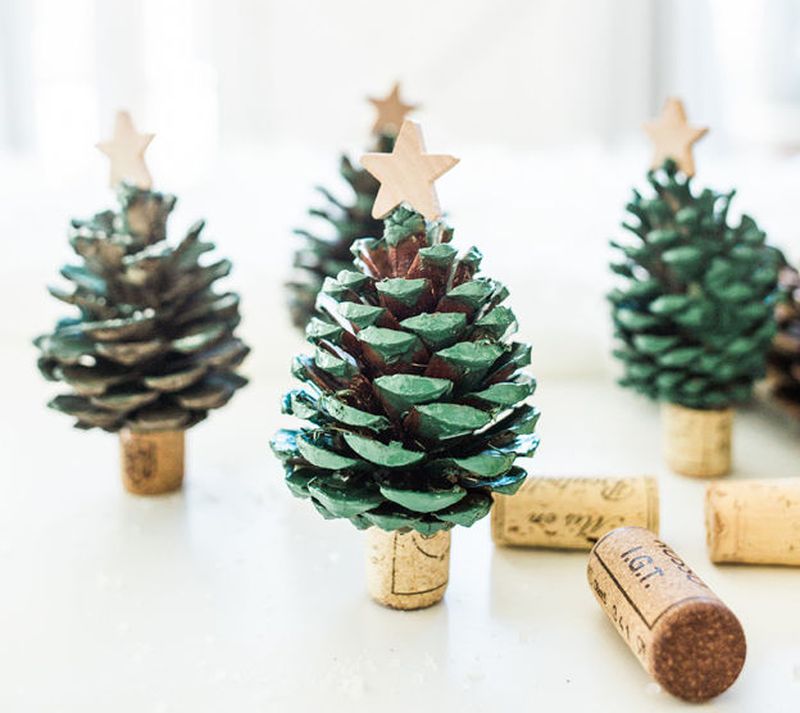 Easy Pinecone Christmas tree