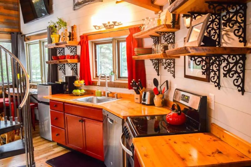 You can Book this Treehouse hotel in Montana on Airbnb