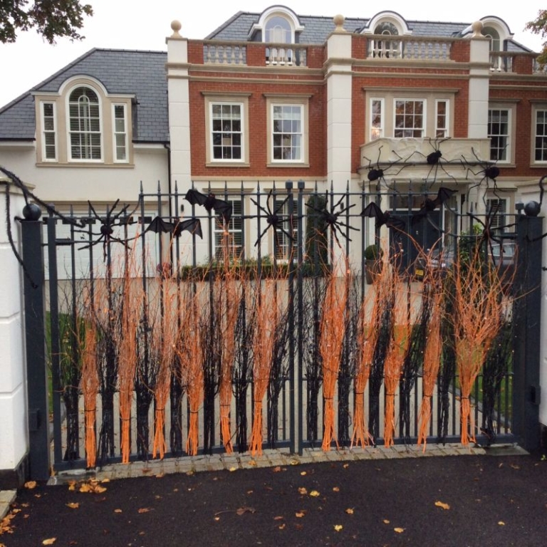 45+ Spooky Ideas to Decorate Front Gate and Fence for Halloween