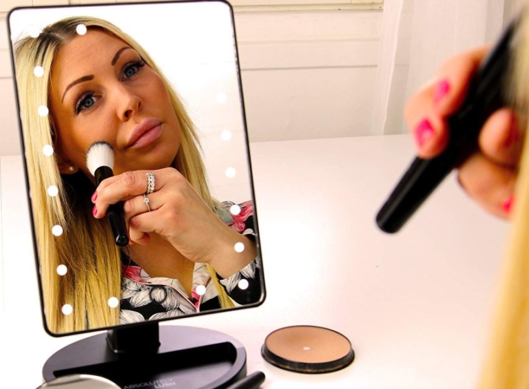 Natural Daylight Lighted Makeup Mirror for all the Beauties