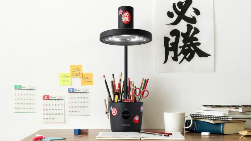 Light Table Lamp Uses Surgical Lighting Tech to Eliminate Shadows