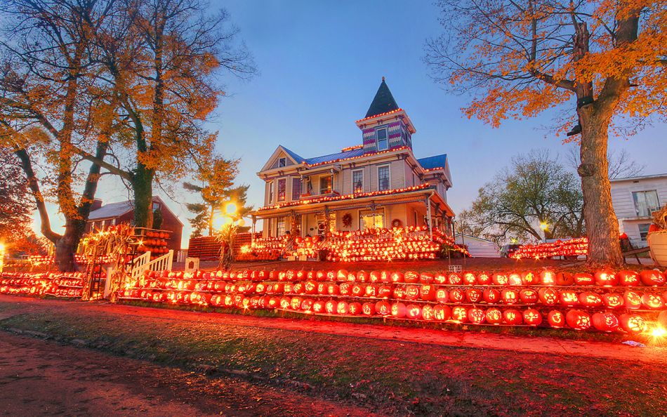 Kenova Pumpkin House Displays 3,000 Hand-carved Pumpkins Every Year