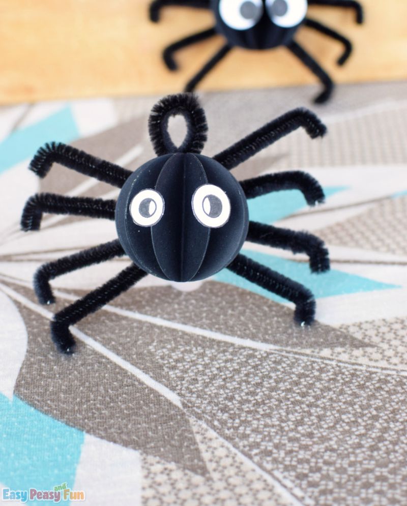 Pipe cleaner spider craft