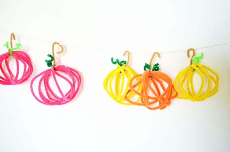 Pipe cleaner pumpkin craft