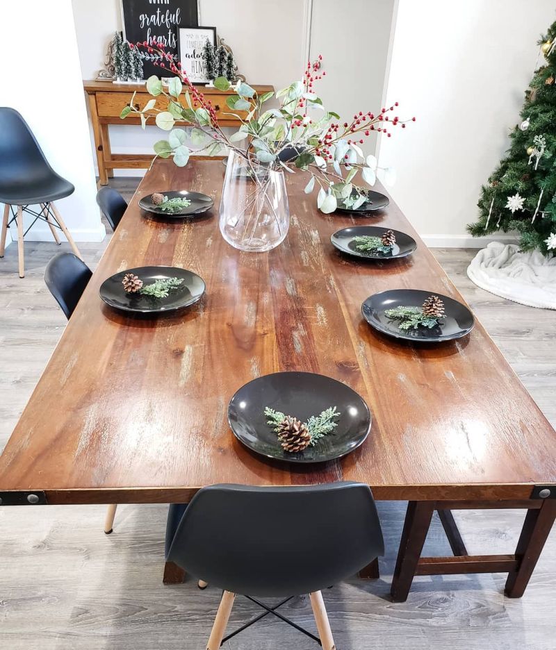 Christmas Tablescape with black plates and glass vase 