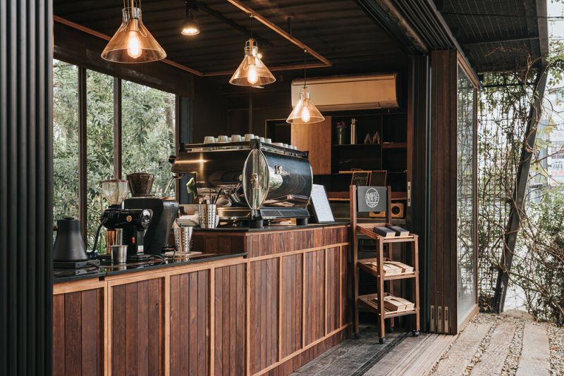 HOH Café in Zhubei City, Taiwan is Made of Shipping Containers 