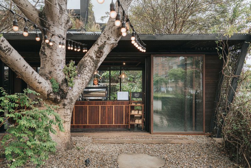 HOH Café in Zhubei City, Taiwan is Made of Shipping Containers 