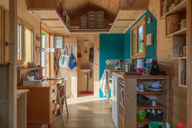 French tiny house maker Optinid has newly built a 6-meter tiny house with a tailor-made layout for an old-age person named Laurent