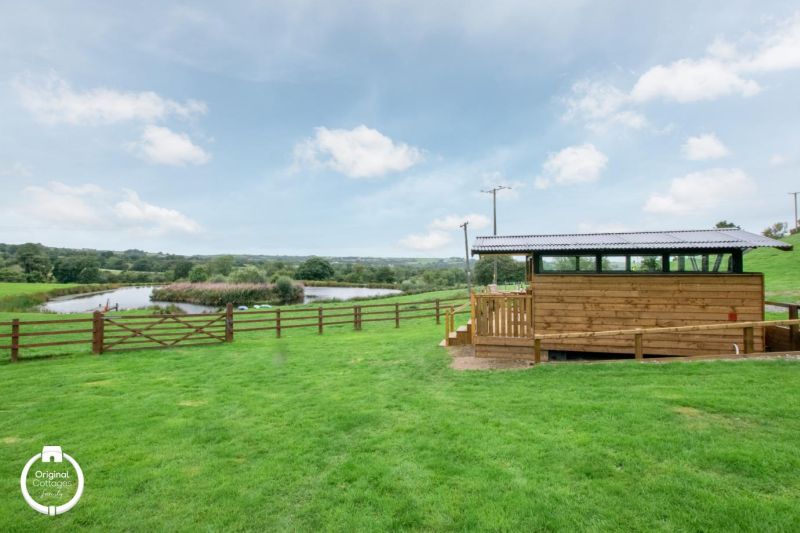 Sky Hut in West Wales Features a Retractable Roof