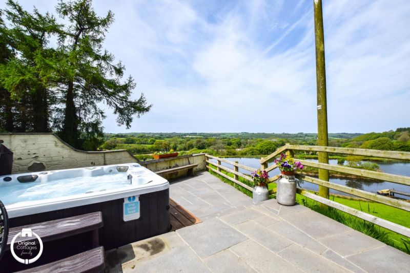 Sky Hut in West Wales Features a Retractable Roof