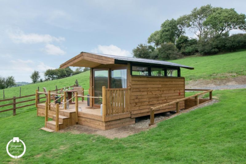 Sky Hut in West Wales Features a Retractable Roof