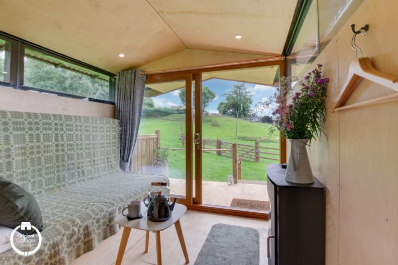 Sky Hut in West Wales Features a Retractable Roof