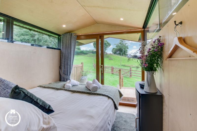 Sky Hut in West Wales Features a Retractable Roof