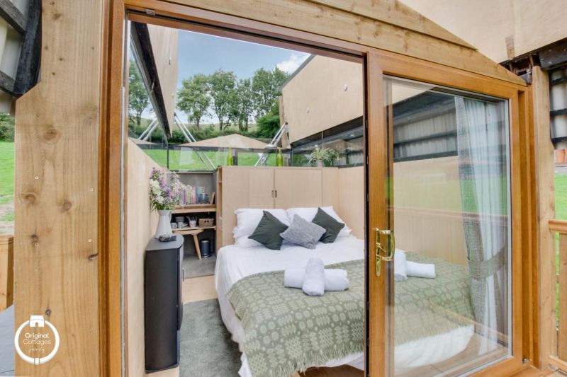 Sky Hut in West Wales Features a Retractable Roof