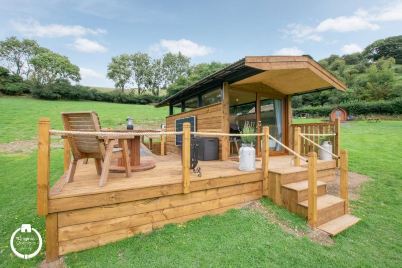 Sky Hut in West Wales Features a Retractable Roof