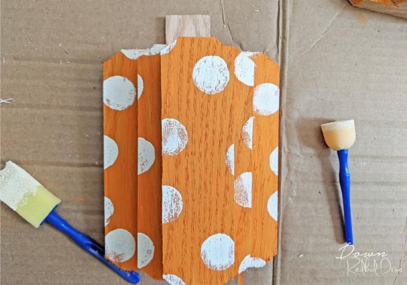 These DIY Wood Pumpkins are Cheerful Halloween Decorations 