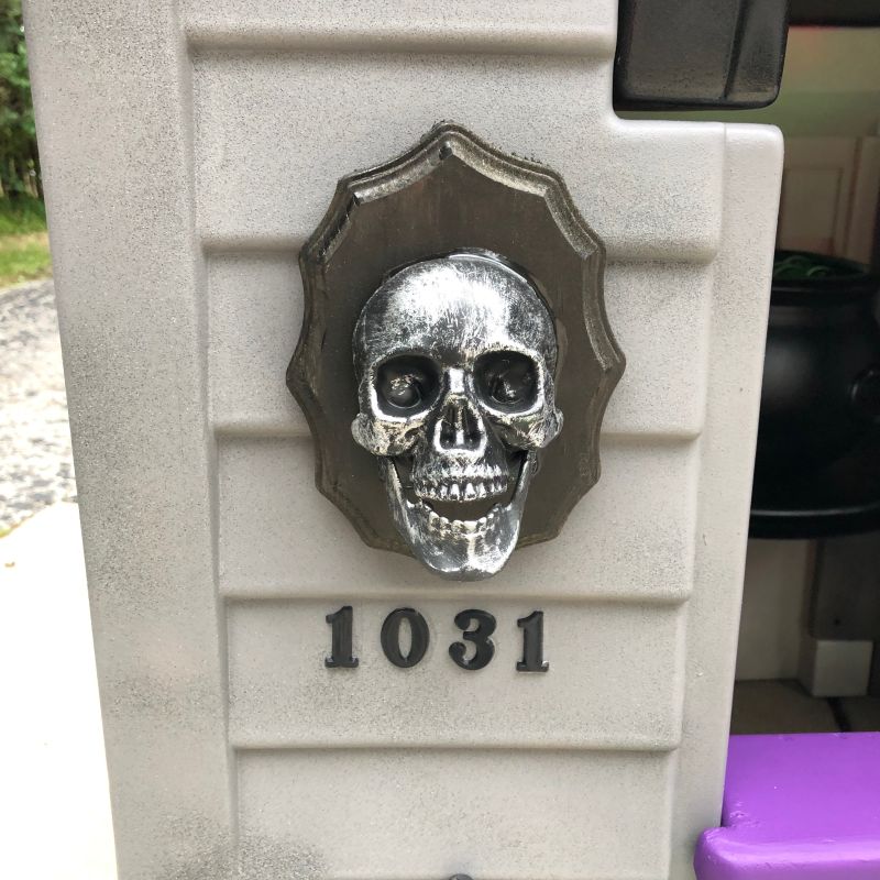 Wisconsin Couple’s Spooky Playhouse Makeover Takes Internet by Storm_1