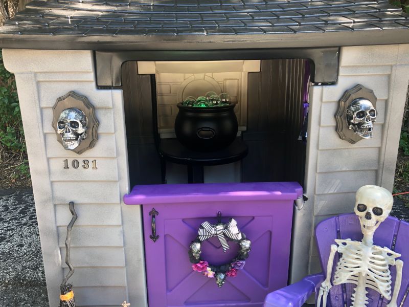 Wisconsin Couple’s Spooky Playhouse Makeover Takes Internet by Storm_1