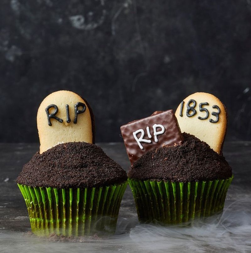 graveyard Halloween cupcake