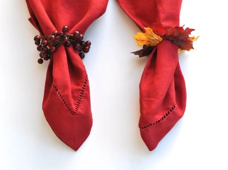 napkin rings from berries  