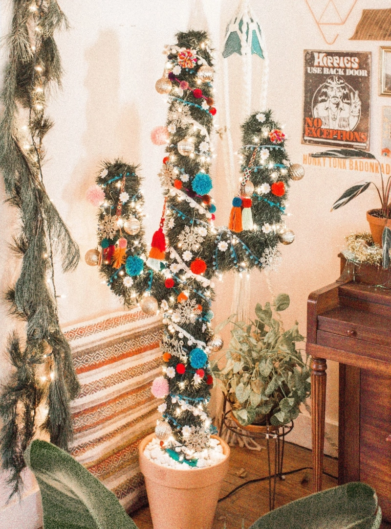 Decorated twigs and Christmas pom poms - Saga