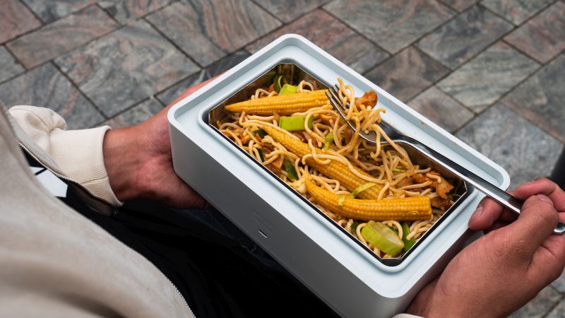 Heatbox: A Good-Looking Lunch Box that Heats Food with Steam 