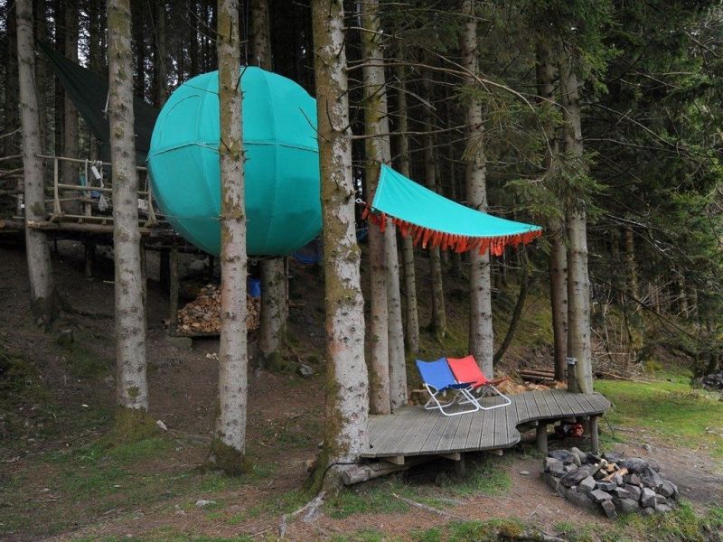 This Hanging Treehouse Pod in Wales, UK is Perfect to Disconnect from Mobile Phone 