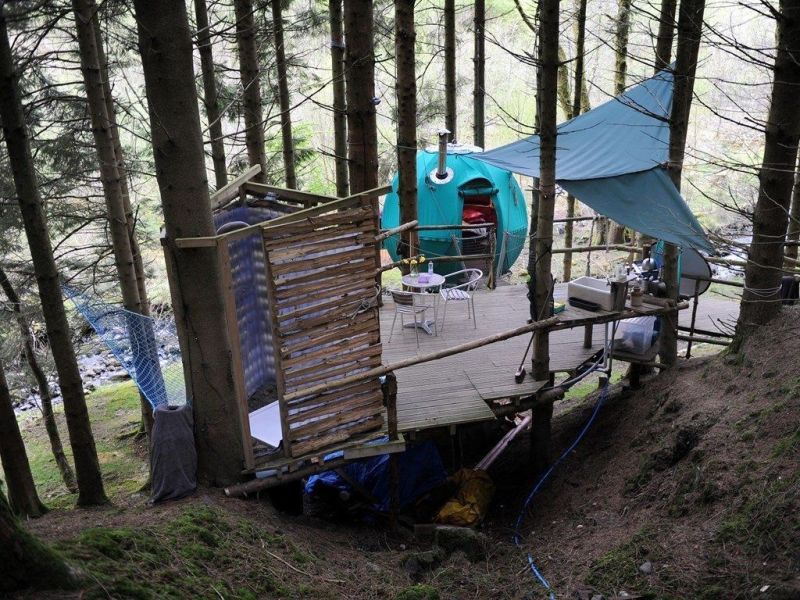 This Hanging Treehouse Pod in Wales, UK is Perfect to Disconnect from Mobile Phone 