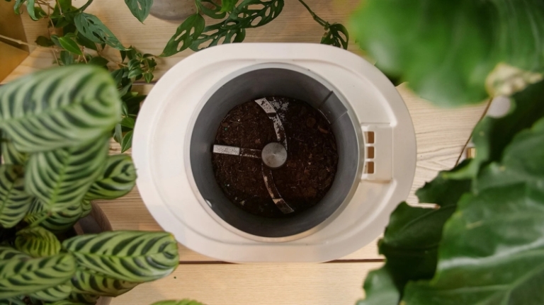 Pela Lomi Turns Kitchen Waste Into Compost Within Just 24 Hours