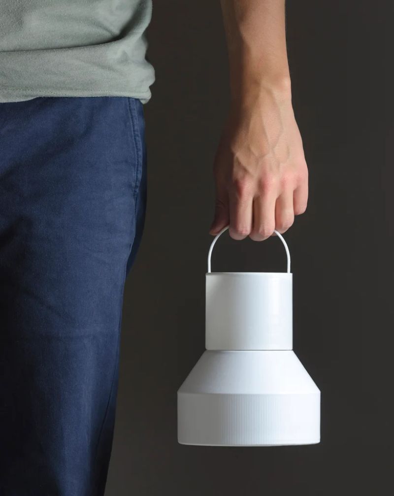 Low Gravity Flying Lamp