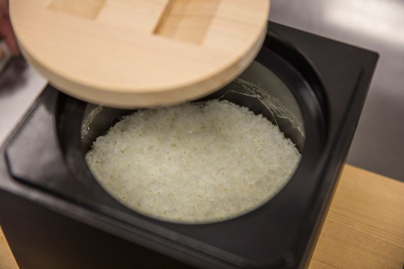 ANAORI kakugama is Cube-Shaped Cooking Pot made of Carbon Graphite