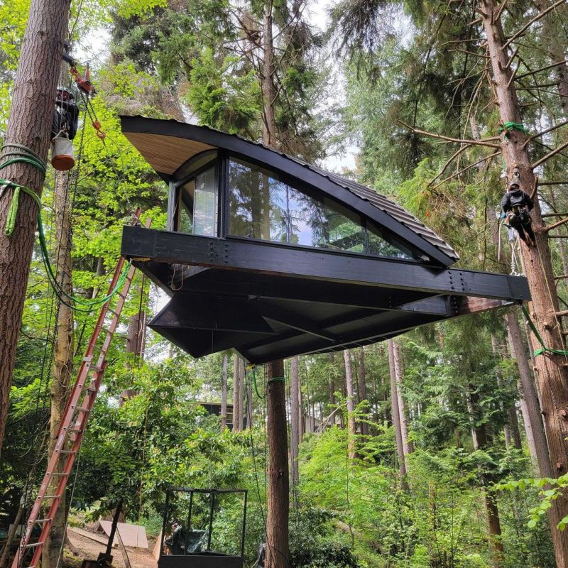 Blackbird Treehouse in Seattle Hangs 25-feet High From Ground