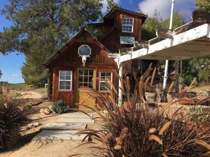 10+ Unique Tiny House Airbnb Rentals in California