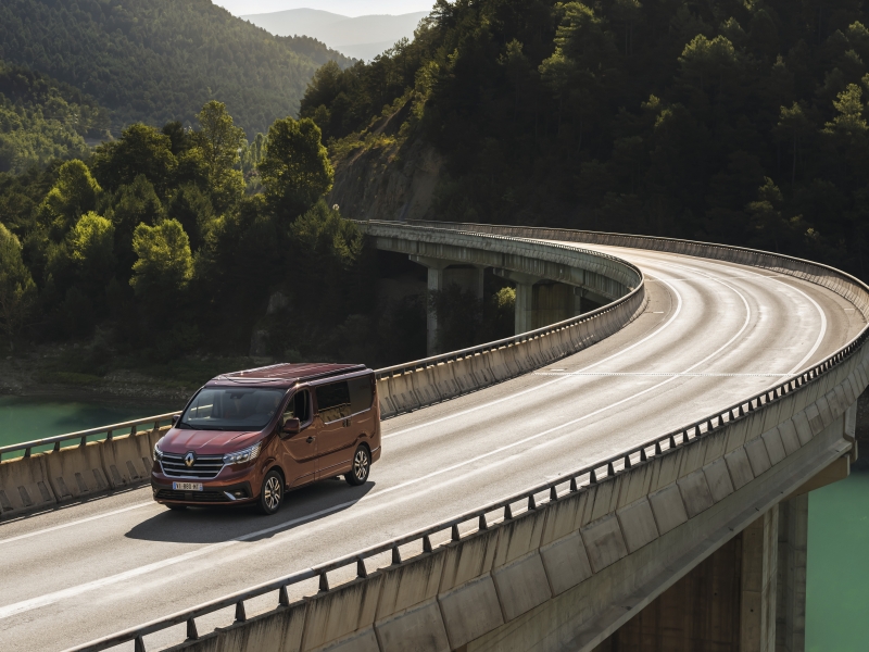 Renault SpaceNomad Comes With a Pop-off Roof, Two Beds, and Full Kitchen 