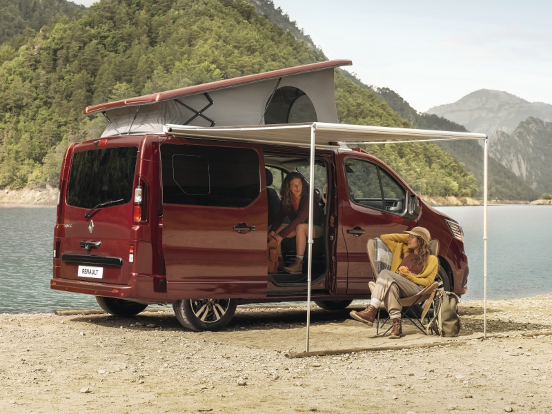 Renault SpaceNomad Comes With a Pop-off Roof, Two Beds, and Full Kitchen 