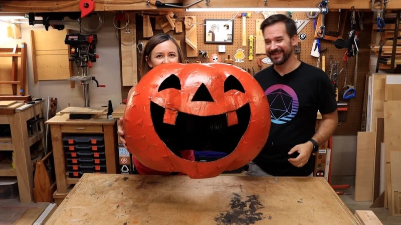 This DIY Jack-o’-Lantern Cat House is Perfect for Halloween